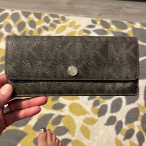 Gently use Michael Kors wallet in excellent condition